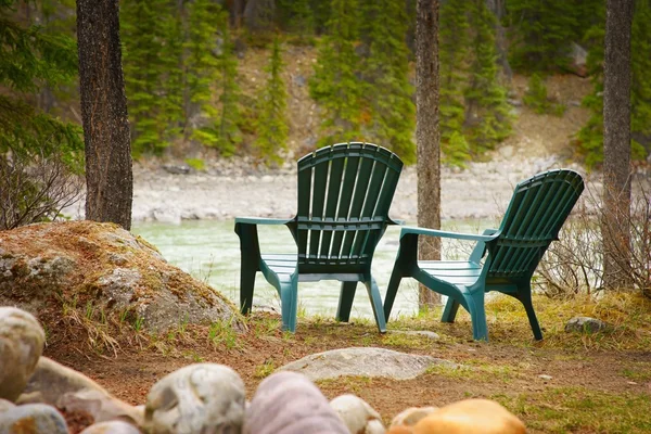 Gazon stoelen gelegen aan het meer — Stockfoto