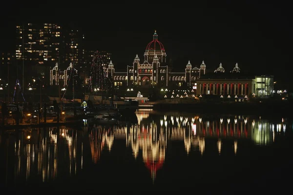 Les édifices du Parlement s'illuminent la nuit — Photo