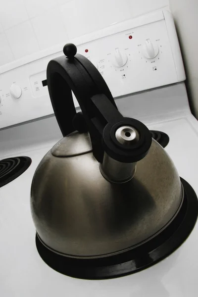 Hervidor de té de acero inoxidable en estufa — Foto de Stock