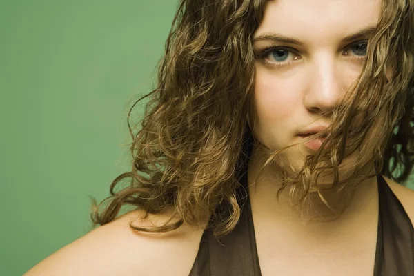 Młoda kobieta z włosów przed twarz — Zdjęcie stockowe