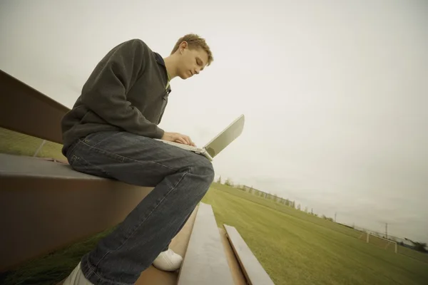 Studente con computer portatile — Foto Stock