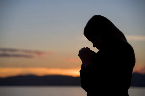 A Teenage Girl Prays At Sunset — Stock Photo, Image