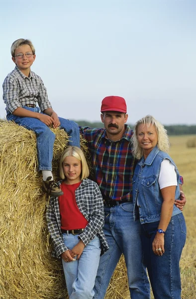 Familia en su granja, Alberta, Canadá —  Fotos de Stock