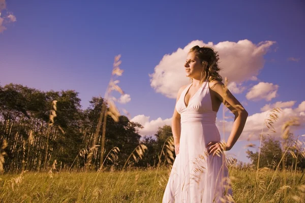 Jeune femme dans le domaine — Photo