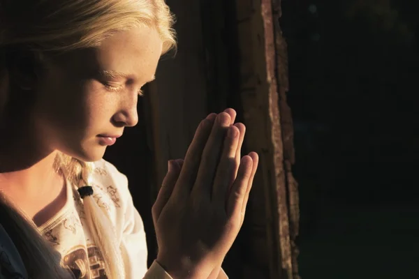 Menina orando no escuro — Fotografia de Stock