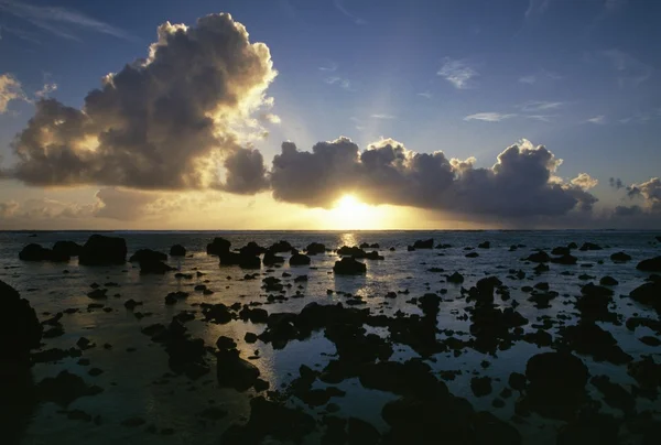 Rocce sagomate e tramonto sulla spiaggia — Foto Stock