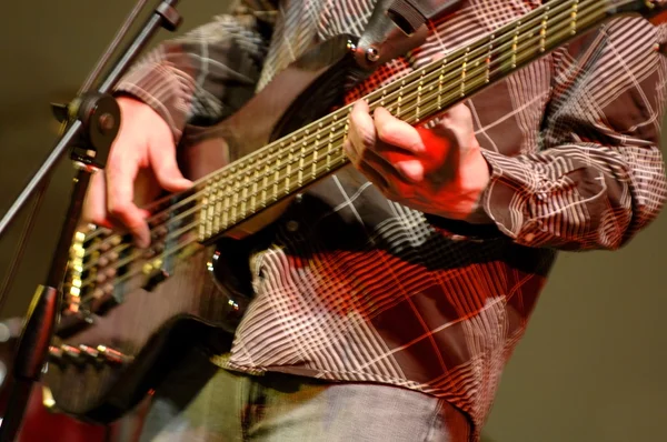 Бас-гитарист — стоковое фото