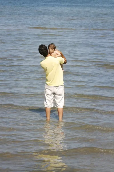 Padre y bebé en el agua — Foto de Stock