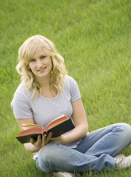Jovencita leyendo en el parque —  Fotos de Stock