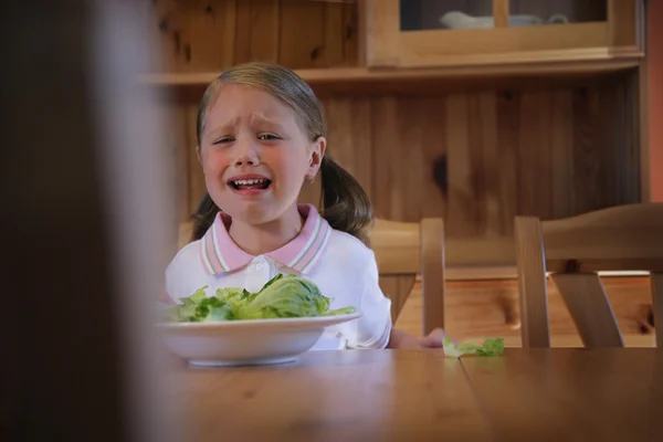 Mädchen weint beim Abendessen — Stockfoto