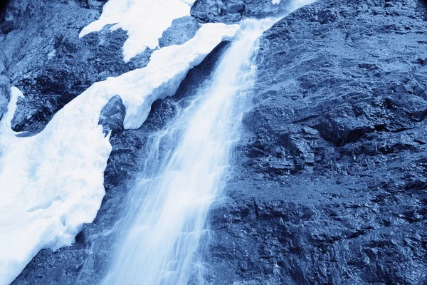 Nahaufnahme des winterlichen Wasserfalls — Stockfoto