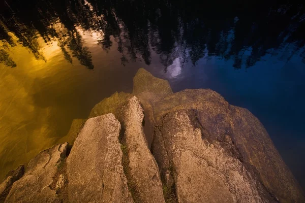 Siluett reflektion i fjällsjö — Stockfoto