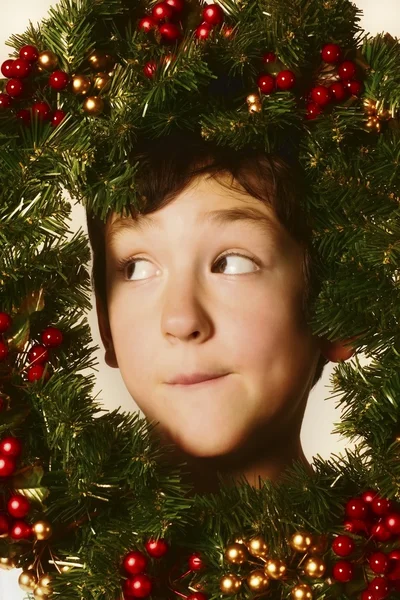 Niño en la corona de Navidad — Foto de Stock