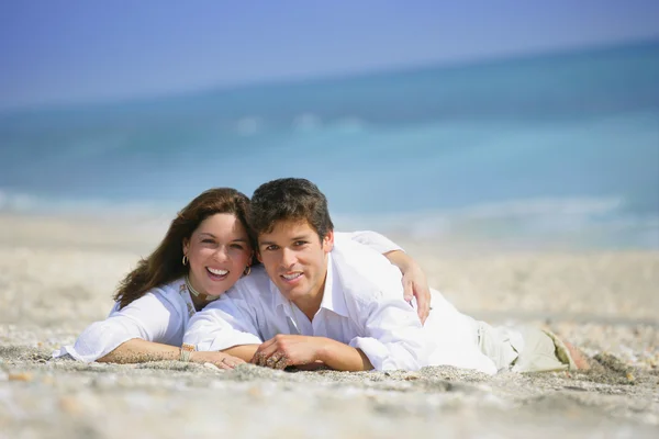 Paar liegt zusammen am Strand — Stockfoto