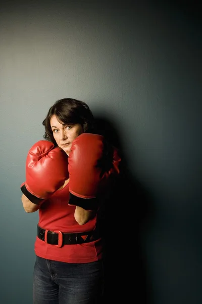 Mujer con guantes de boxeo — Foto de Stock