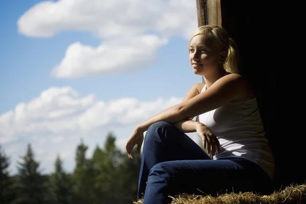 Femme assise dans une grange Loft — Photo