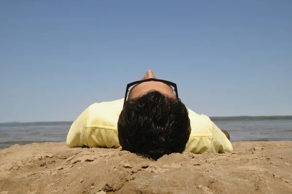 Junger Mann am Strand — Stockfoto