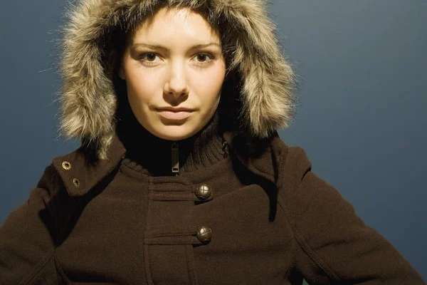 Jonge vrouw met winterjas — Stockfoto