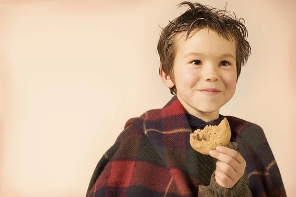 Молодий хлопчик з файлом cookie — стокове фото
