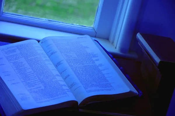 Otwórz Biblii w boczne okno — Zdjęcie stockowe