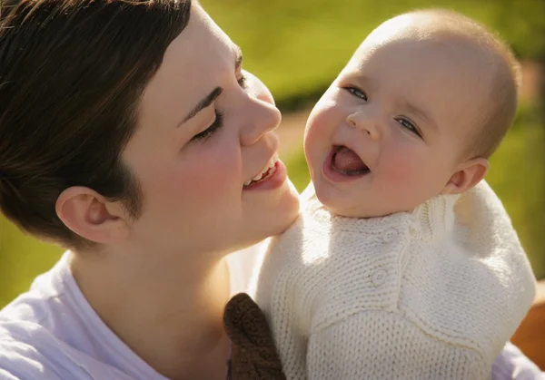 Mor med leende baby — Stockfoto