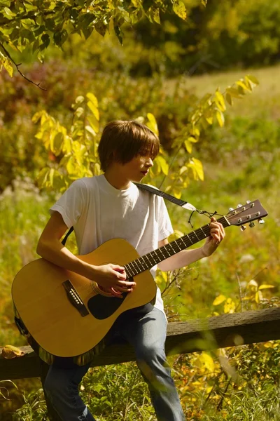 Teenager hrál na kytaru — Stock fotografie