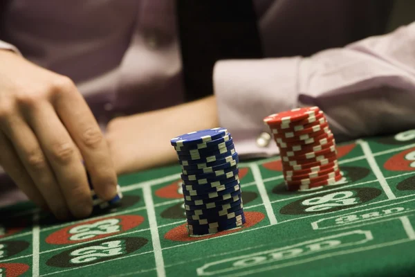 Uomo che gioca alla roulette — Foto Stock