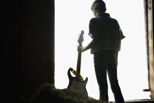 Genç adam elinde bir gitar — Stok fotoğraf