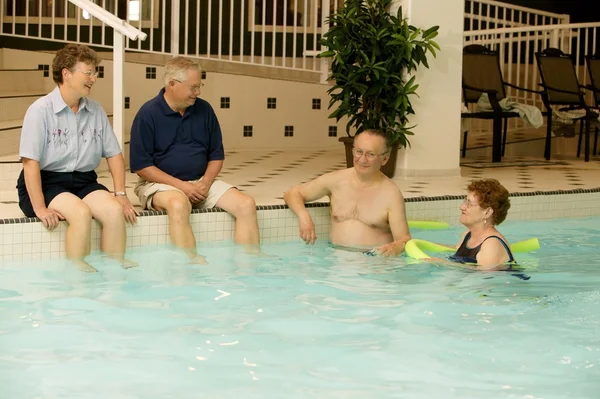 Mayores en una piscina — Foto de Stock