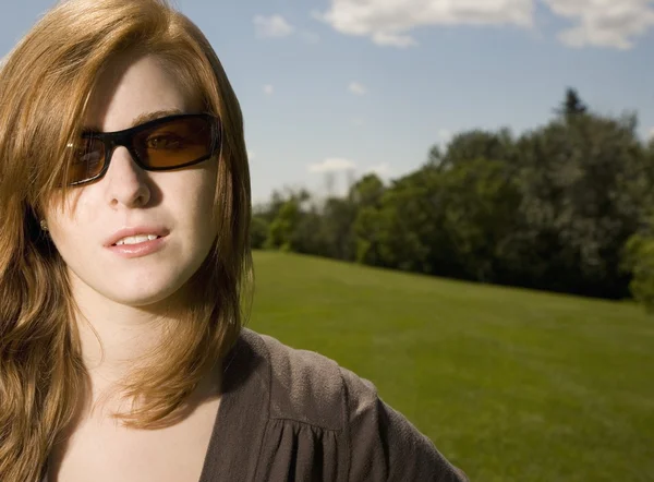 Femme avec lunettes de soleil — Photo