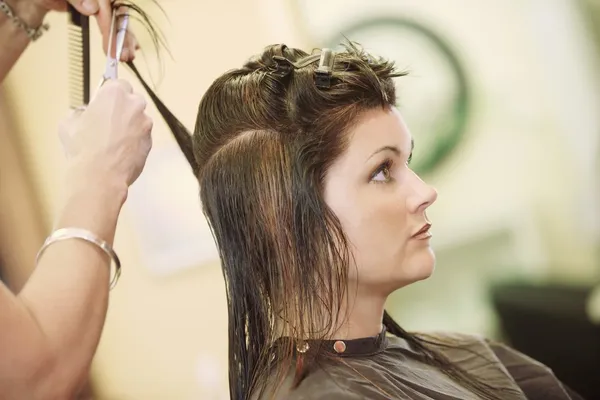 Frau lässt sich die Haare schneiden — Stockfoto