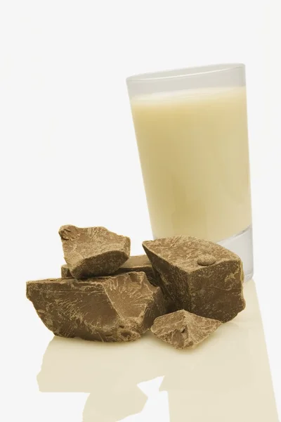 Молоко и шоколадные кусочки — стоковое фото