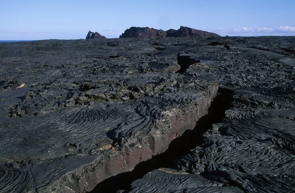 Szczeliny w pola lawy na wyspie santiago, galapagos — Zdjęcie stockowe