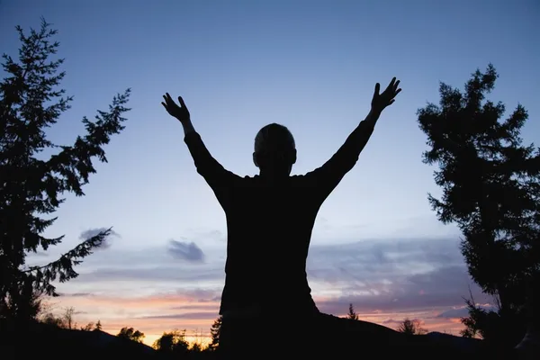 Arme gen Himmel gereckt — Stockfoto