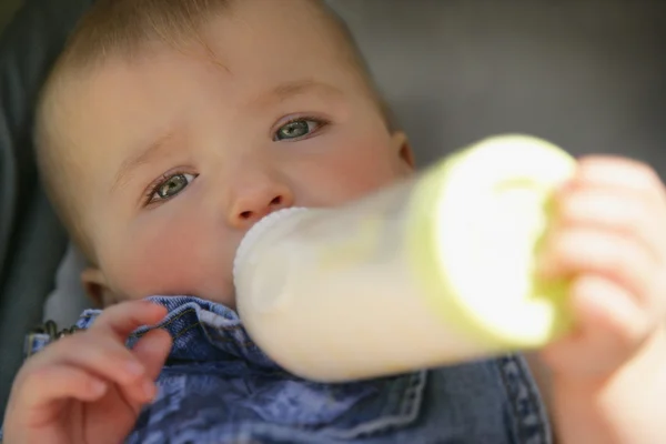 从奶瓶喂养的婴儿 — 图库照片