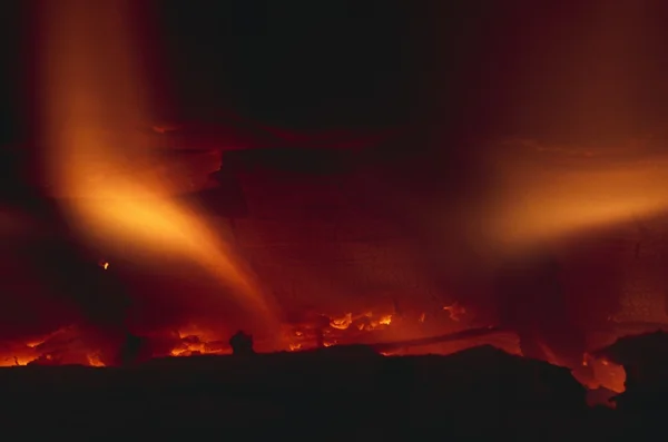 Gloeiende kolen en vlammen — Stockfoto