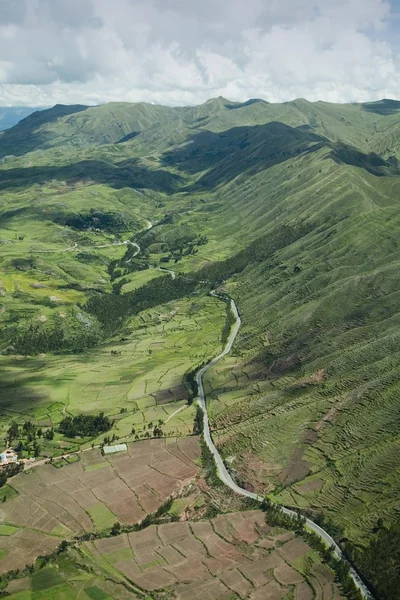 Vista aérea de un camino que atraviesa la cordillera de los Andes, Perú, América del Sur —  Fotos de Stock