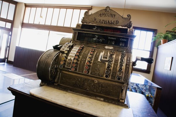 Старый модный кассовый аппарат
