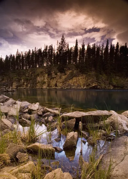 Lago roccioso panoramico — Foto Stock