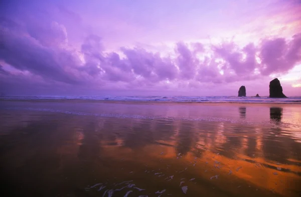 Océano puesta del sol, Rocas aguja, Cannon Beach — Foto de Stock