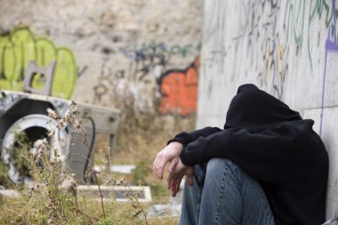 grafiti yanında adam
