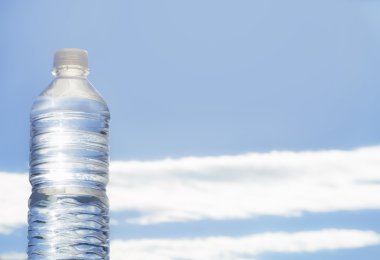 saf şişelenmiş su