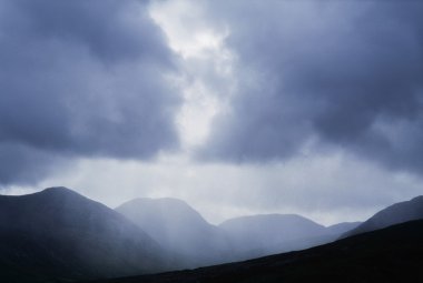 on iki bens, connemara, İrlanda üzerinde yağmur