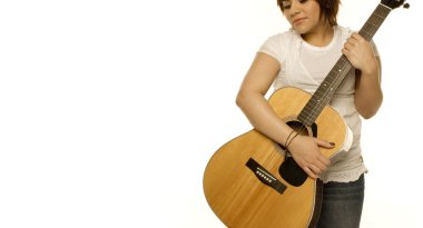 Gitar tutan kadın.