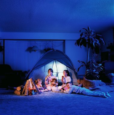 kinderen spelen onder een tent in de woonkamer