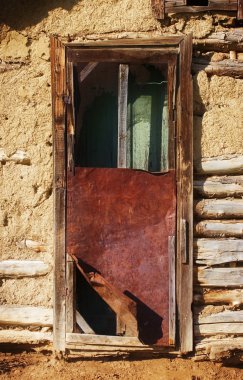 boş bir eve kırık kapı