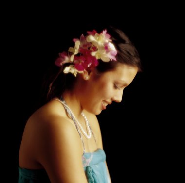 saçında çiçekler ile Hawaiian kadın