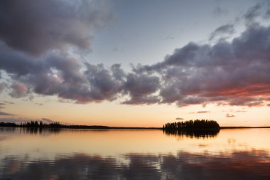Sunset astotin Gölü elk ada milli park, alberta, Kanada içinde