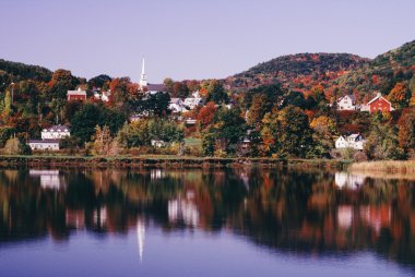 Barnet yansıyan su, vermont, ABD'de New england şehir