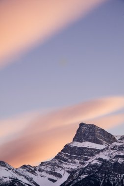 bulutlar dağ doruklarına, kootenay ovaları, alberta, Kanada yukarıda gün batımında